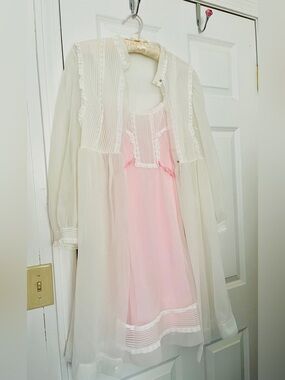 Vtg 1960s Kayser Pink Babydoll White Chiffon Peignoir Set High Neck Lace